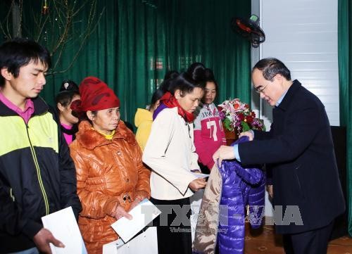 Vietnam Fatherland Front President Nguyen Thien Nhan offers Tet gifts in Son La - ảnh 1